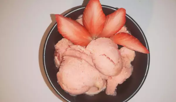 Сметанов кето сладолед със свежи ягоди