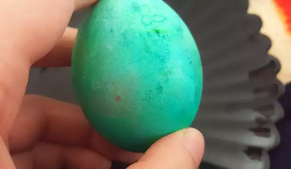 Натурално боядисани зелени яйца със спанак и коприва