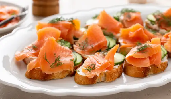 Кростини с пушена сьомга и краставица