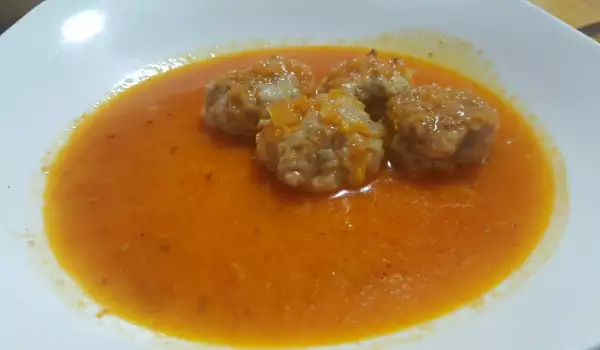 Пържени кюфтенца в доматен сос