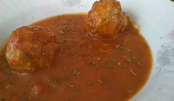 Кюфтета с доматен сос и лютеница