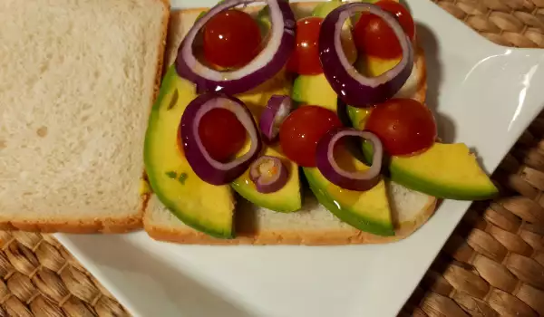 Студени сандвичи с авокадо и чери домати