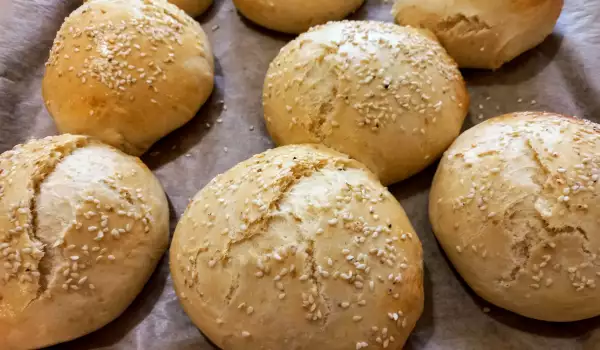 Пухкави хлебчета с 2 вида брашно