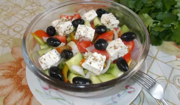Гръцка салата с мариновано сирене