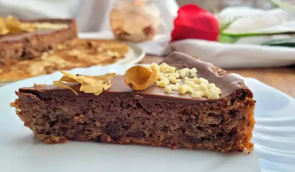 Сиропирана шоколадова торта с орехи