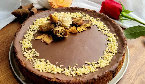 Сиропирана шоколадова торта с орехи