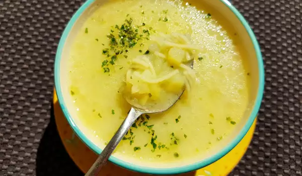 Супа с картофи и прясно мляко