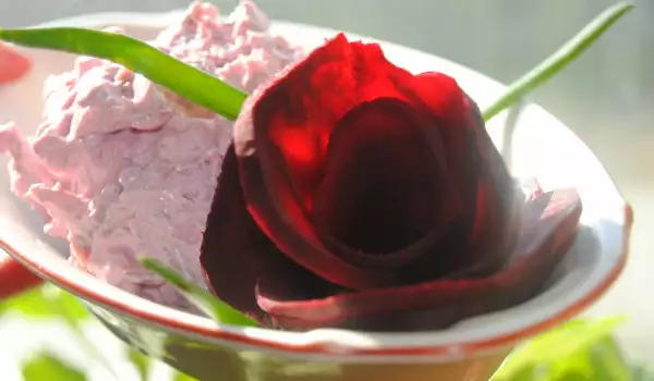 Празнична млечна салата с мариновано цвекло