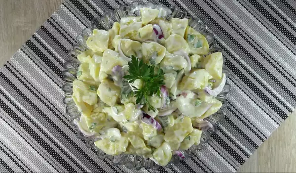 Картофена салата с лук и майонеза