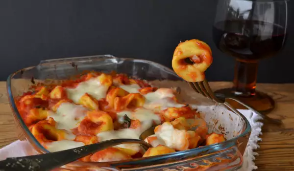 Тортелини с доматен сос и моцарела на фурна