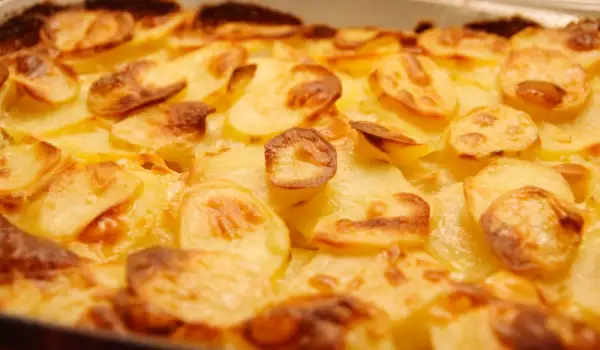 Запечени картофи със сирене и кашкавал
