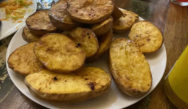 Надупени печени картофи с масло