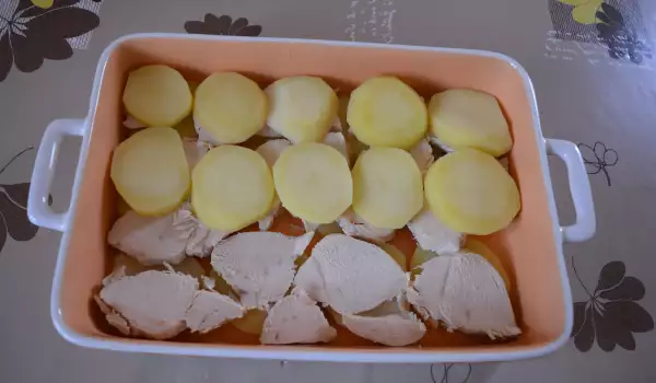 Картофена запеканка с пилешки филенца