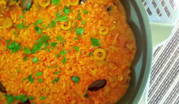 Постен ориз с маслини и домати на фурна