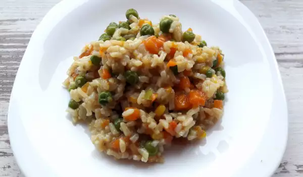 Задушен ориз със зеленчуци на тиган