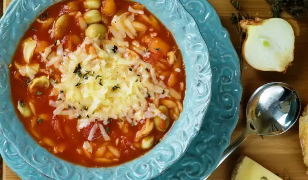 Макаронена супа с домати