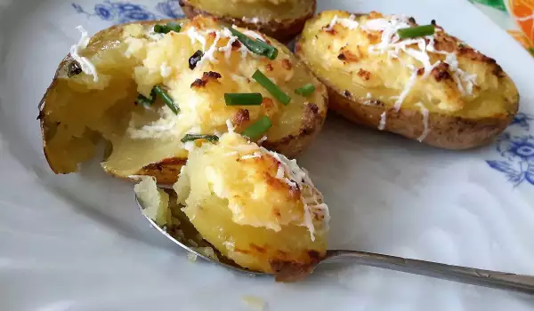 Пълнени картофи със сирене и яйца