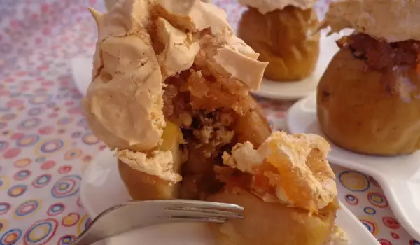 Празничен десерт с печени ябълки и крем