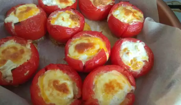 Пълнени домати с кашквал и яйца на фурна