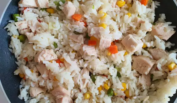 Пържен ориз със зеленчуци и пилешко