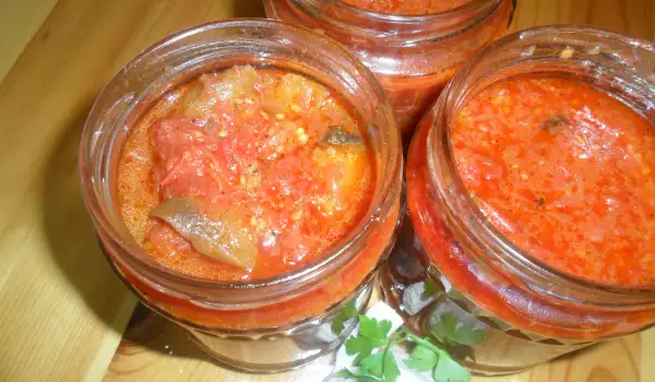 Пържен патладжан с доматен сос в буркани
