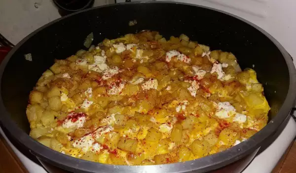 Варени картофи, пържени с яйца и сирене