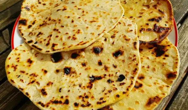 Чеснови пърленки с кисело мляко и масло