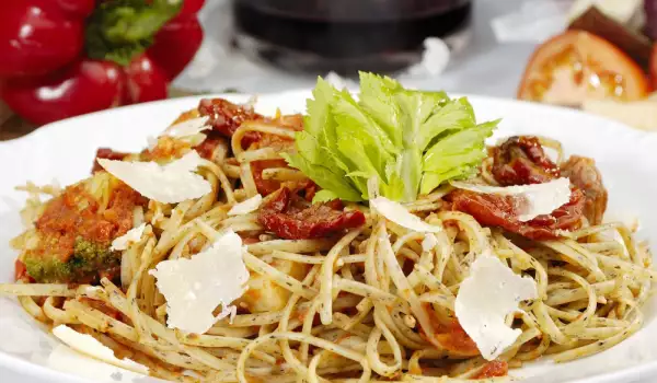 Спагети с кедрови ядки и сушени домати