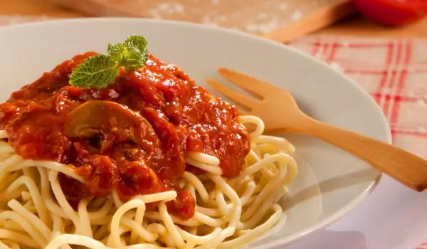 Спагети с доматен сос за деца