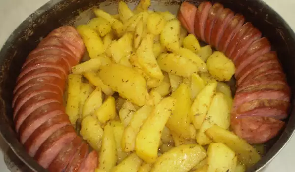 Печени картофи с наденица и соев сос