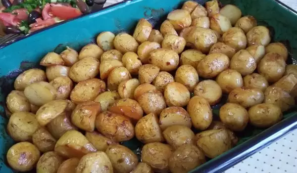 Печени пресни картофи с подправки