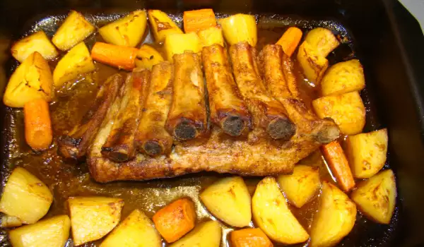Мариновани ребра с картофи и моркови на фурна