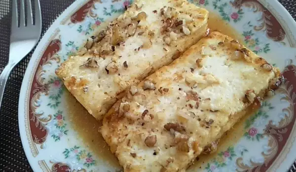 Запечено сирене с мед и орехи