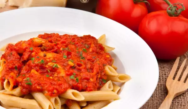Пикантен доматен сос с босилек за паста