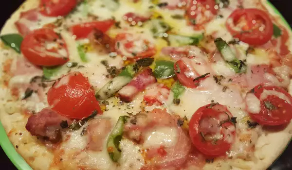 Пица с бекон и чери домати