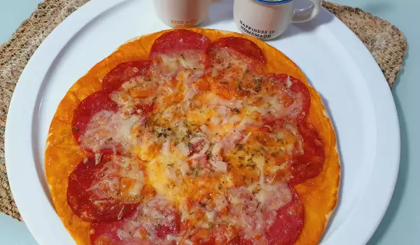 Пица с колбаси и доматен сос