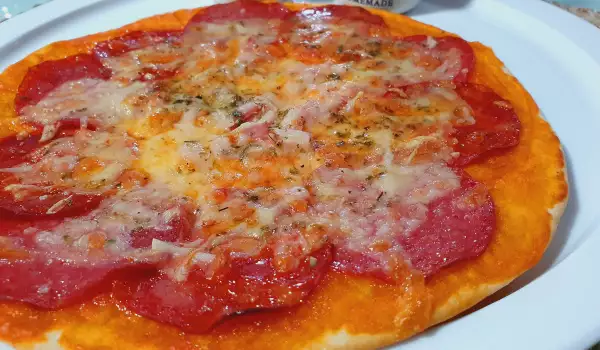 Пица с колбаси и доматен сос