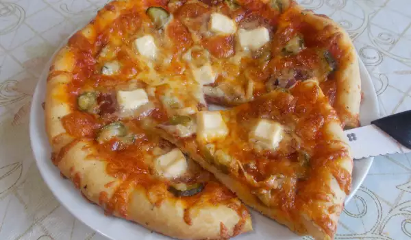 Пица с луканка, топено сирене и кашкавал