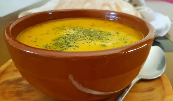 Пилешка супа с тиквички, ориз и моркови