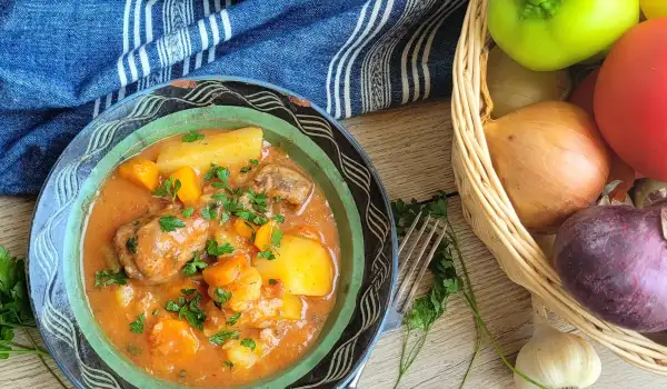 Пилешка яхния с картофи и моркови