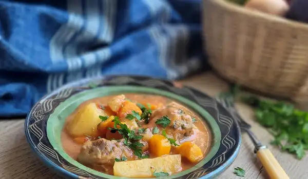 Пилешка яхния с картофи и моркови
