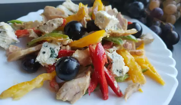 Пилешка салата със синьо сирене и грозде
