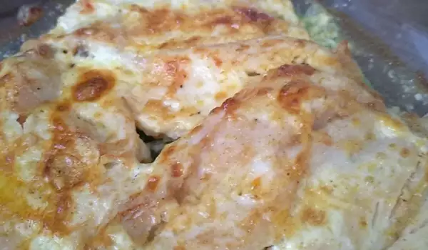 Пилешко филе със сметана, топено сирене и кашкавал на фурна