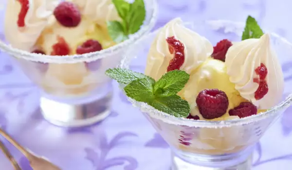 Бърз сладоледен десерт с малини