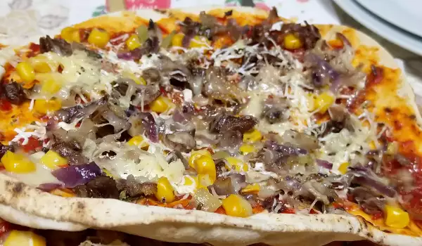 Мъжка пица с хрупкава коричка