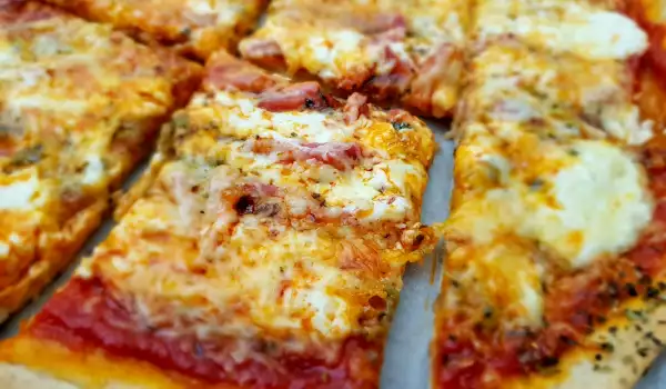 Пица с бекон и 3 вида сирена