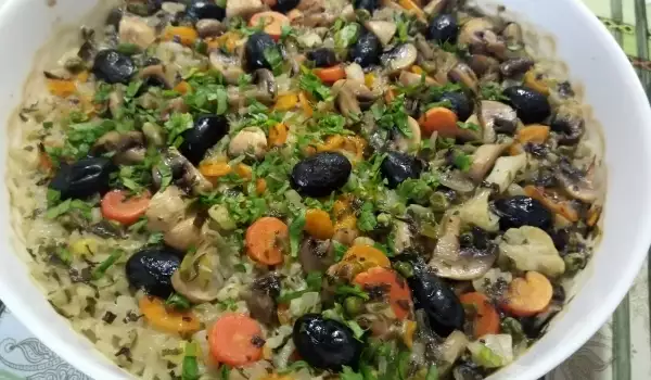 Постен ориз с гъби, замразени зеленчуци и маслини
