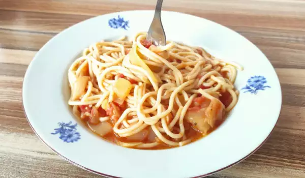 Постни спагети със зеленчуков сос