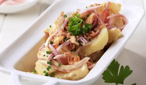 Топла салата с бекон и картофи