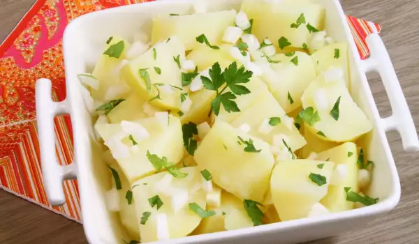 Топла картофена салата с подправки
